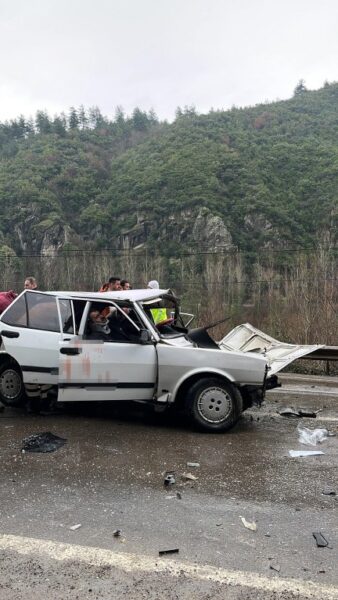 İki otomobil kafa kafaya çarpıştı: 5 yaralı