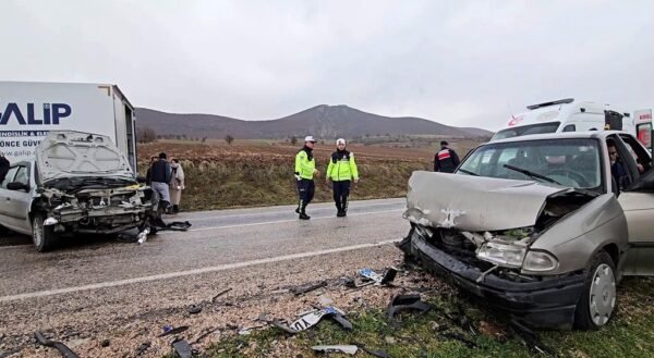 İki otomobil kafa kafaya çarpıştı: 1’i ağır 7 yaralı