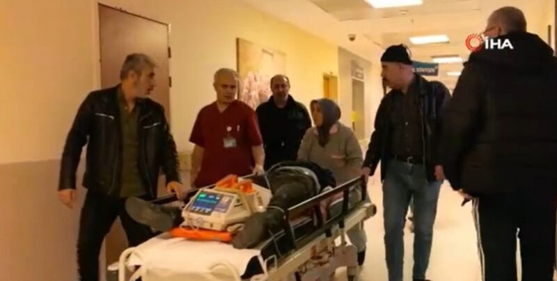 Motosiklet çukura düşerek devrildi: 1’i ağır 2 yaralı