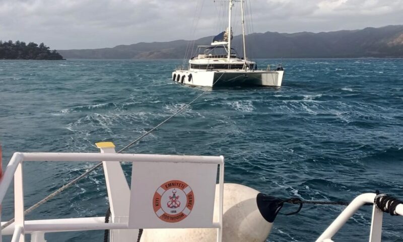 Sürüklenen Yelkenli Katamaran tekneyi Kıyı Emniyet ekipleri kurtardı