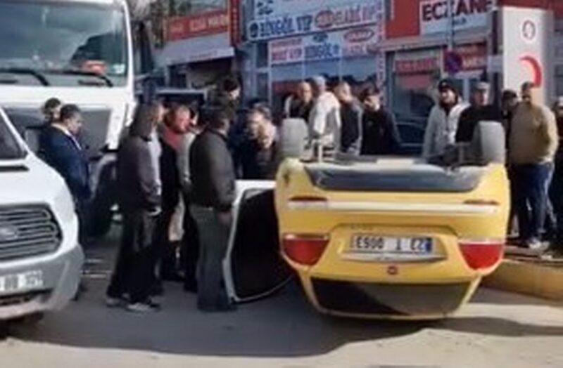 Beton mikseri ile çarpışan taksi ters döndü: 1 yaralı