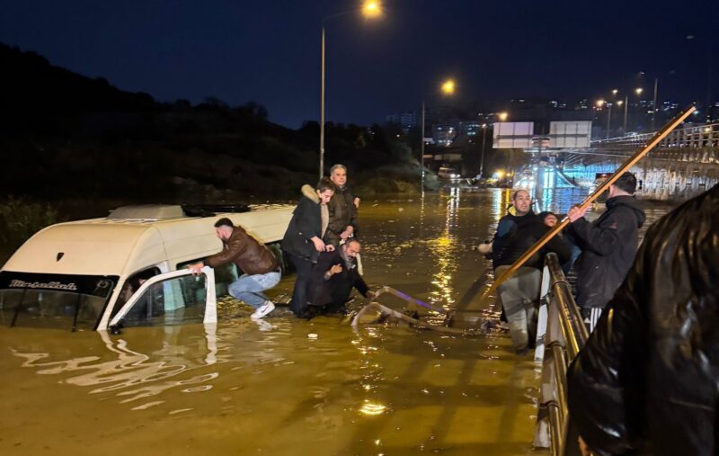 Sele kapılan minibüste can pazarı