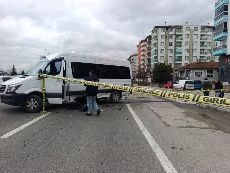 Minibüsün altına giren motosikletin sürücüsü ağır yaralandı