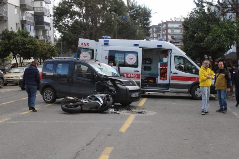 Motosiklet dönüş yapan araca çarptı: 1 ağır yaralı