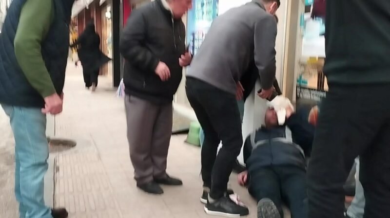 Rüzgarda düşen tabela kafasına çarpan belediye işçisi yaralandı