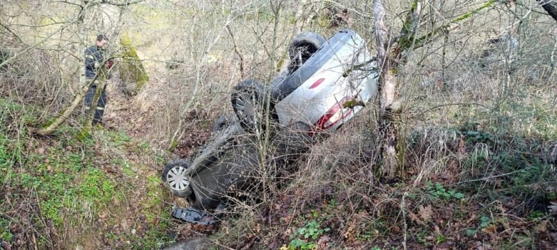 Otomobil dereye uçtu: 2 yaralı