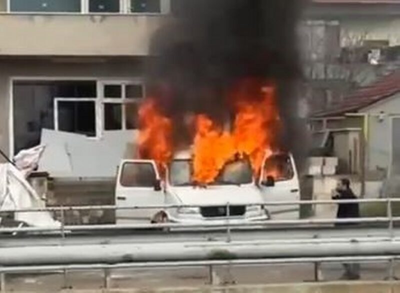 Park halindeki araç alev alev yandı