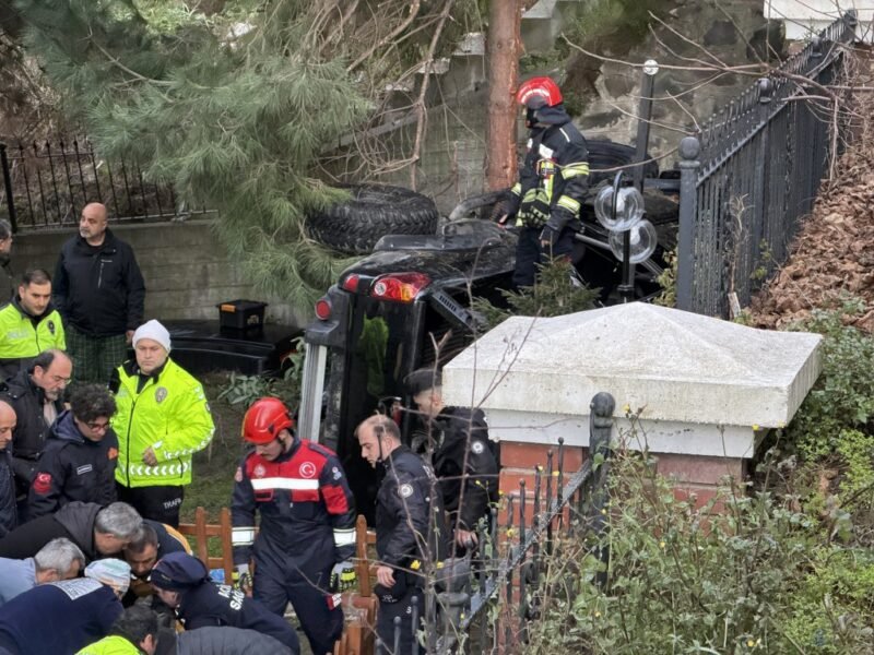 Kamyonet site bahçesine düştü: 2 yaralı