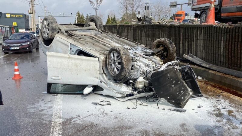 Otomobil yan yola düşüp ters döndü, 2 kişi yaralandı