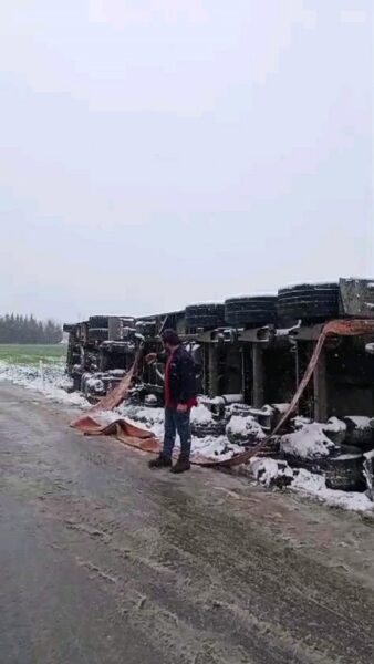 Kar yağışı ve fırtına sebebiyle tır devrildi