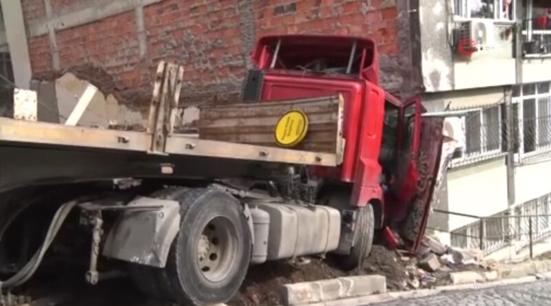 Freni boşalan tır binaya çarptı