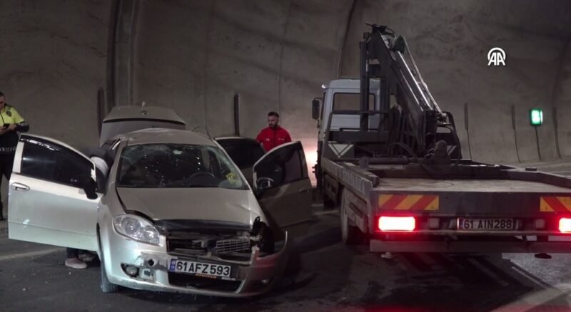 Otomobilin tünelde devrildiği kazada 3 kişi yaralandı