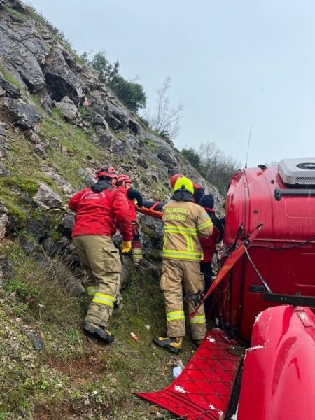 Sürücü yolda savrulan araçta sıkıştı:1 yaralı