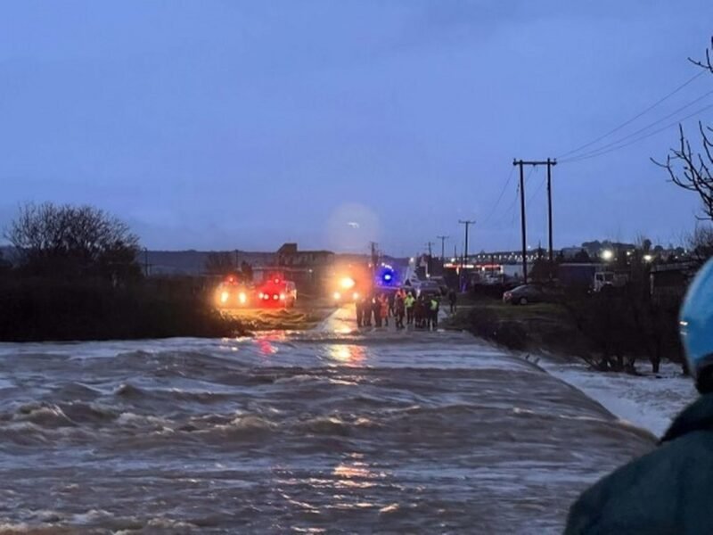 Sel sularına kapanan sürücü hayatını kaybetti