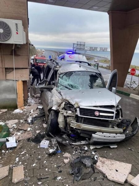 Hastanenin güvenlik kulübesine çarptı; baba ve oğlu yaralandı